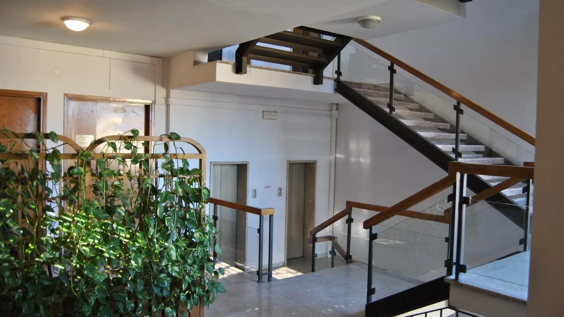 A Teatro contacts